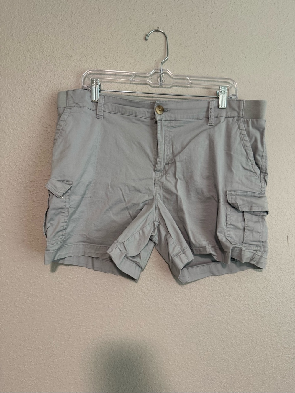 Lee Women's Relaxed Fit Mid-Rise cargo shorts - Gray